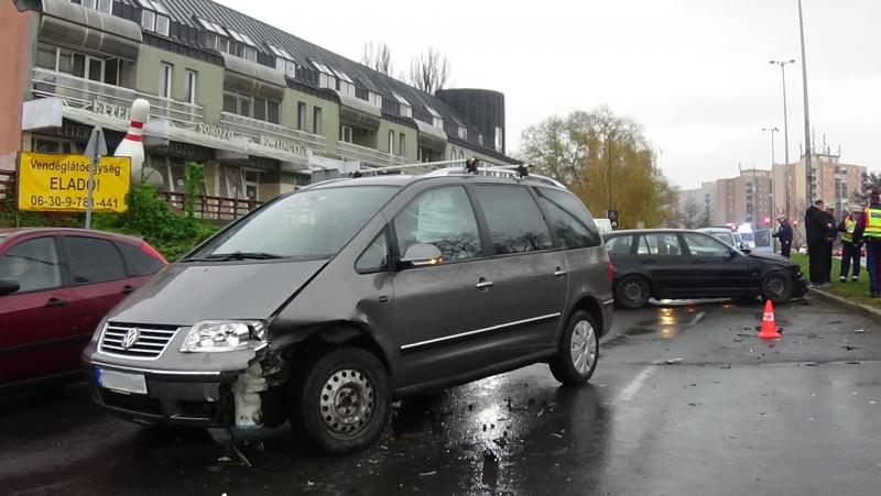 Jelentős anyagi kárral járó baleset a Pazonyi úton