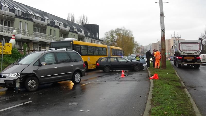 Jelentős anyagi kárral járó baleset a Pazonyi úton