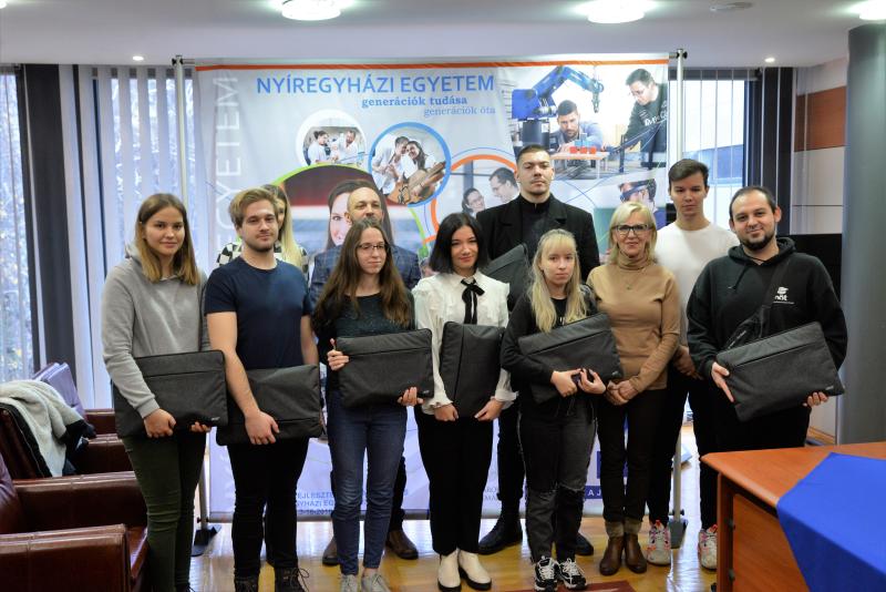 Jelképes laptop átadás a Nyíregyházi Egyetem elsőéves hallgatói részére