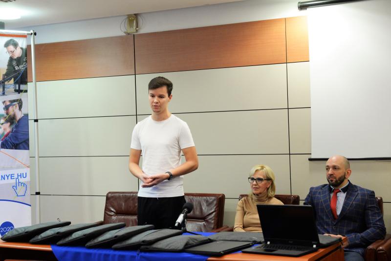 Jelképes laptop átadás a Nyíregyházi Egyetem elsőéves hallgatói részére