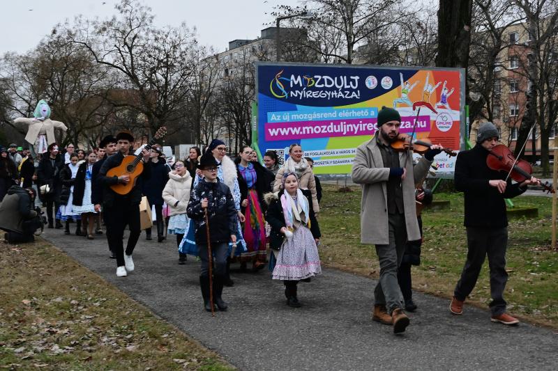 Jósavárosi télűző jelmezes felvonulás 