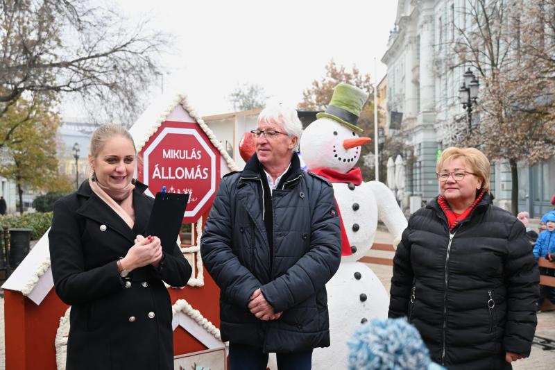 Karácsony sétányt díszítenek az óvodások 2024.