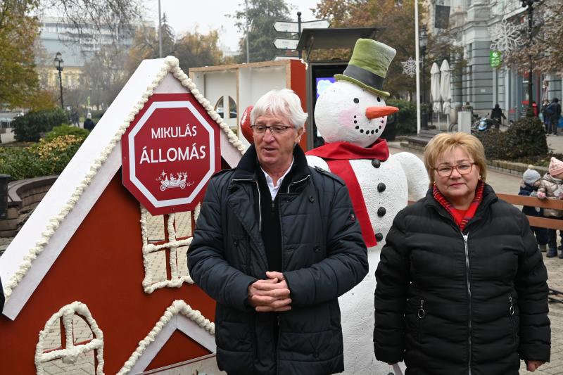 Karácsony sétányt díszítenek az óvodások 2024.