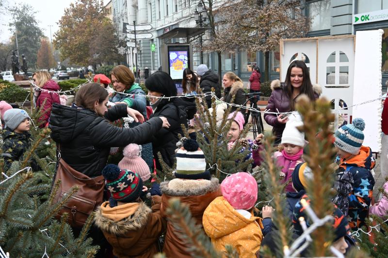 Karácsony sétányt díszítenek az óvodások 2024.