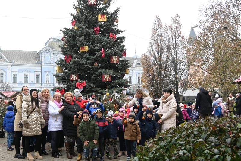 Karácsony sétányt díszítenek az óvodások 2024.