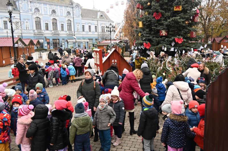 Karácsony sétányt díszítenek az óvodások 2024.