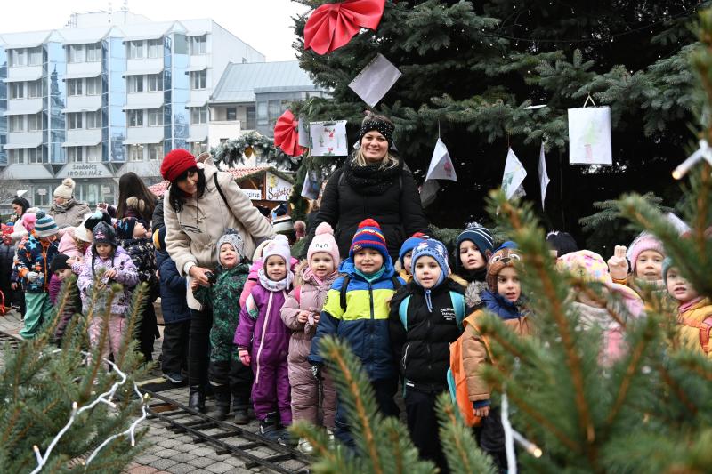 Karácsony sétányt díszítenek az óvodások 2024.