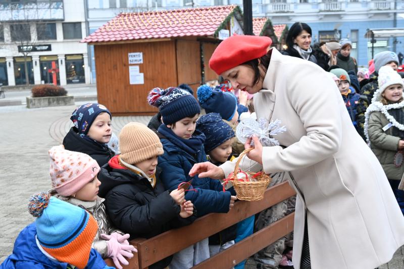 Karácsony sétányt díszítenek az óvodások 2024.