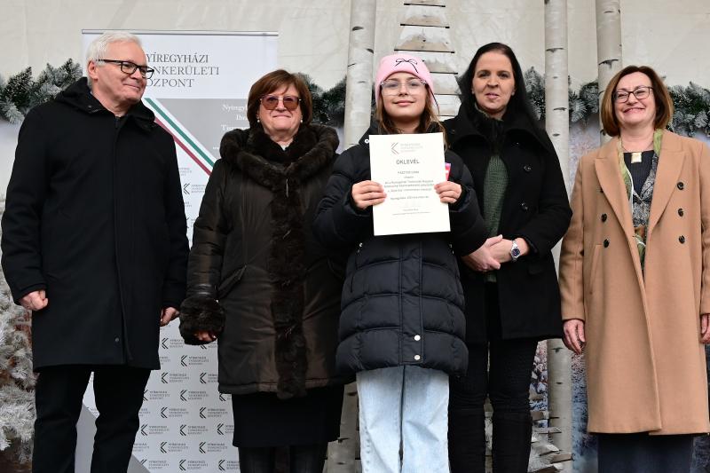 Karácsonyi képeslapok rajzpályázatának eredményhirdetése a Kossuth téren
