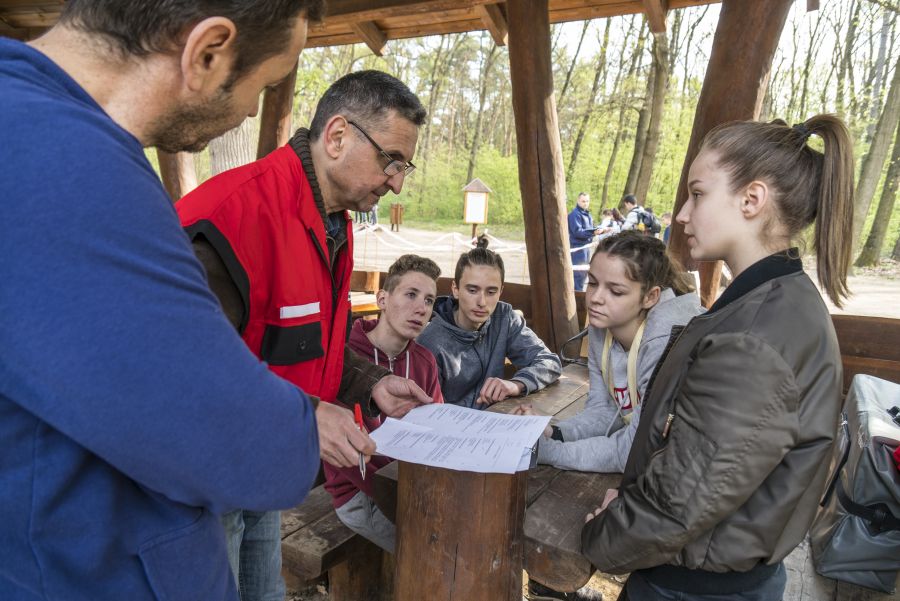 Katasztrófavédelmi vetélkedő az erdei tornapályán