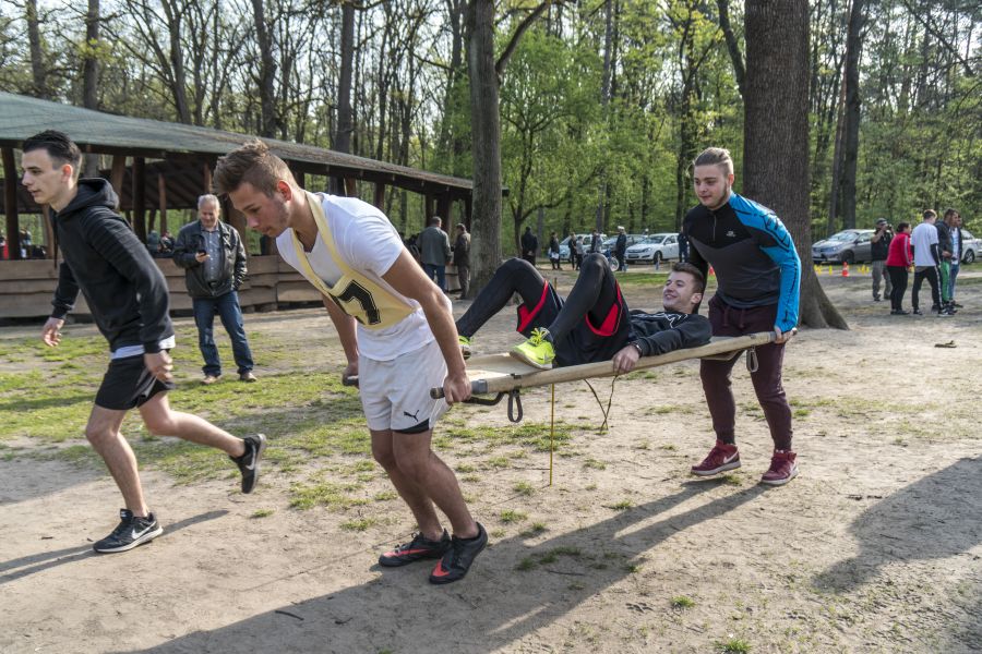 Katasztrófavédelmi vetélkedő az erdei tornapályán