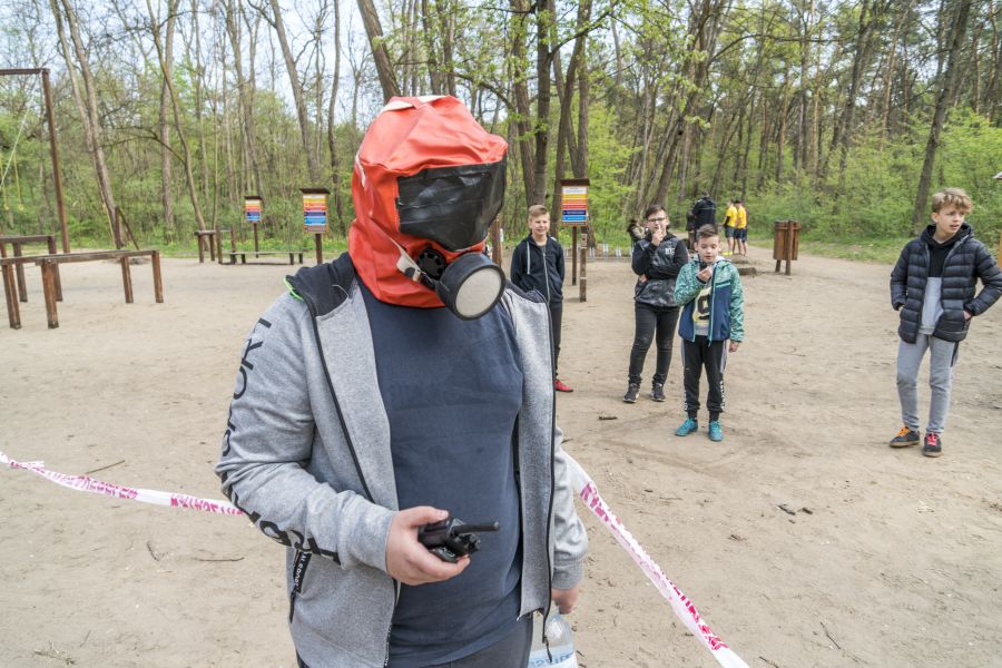 Katasztrófavédelmi vetélkedő az erdei tornapályán