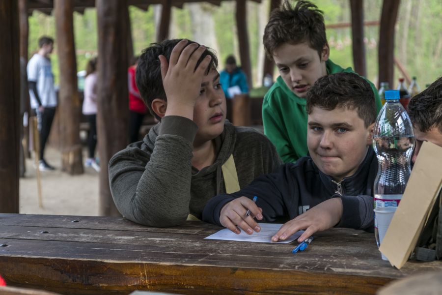 Katasztrófavédelmi vetélkedő az erdei tornapályán