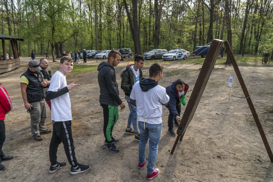 Katasztrófavédelmi vetélkedő az erdei tornapályán