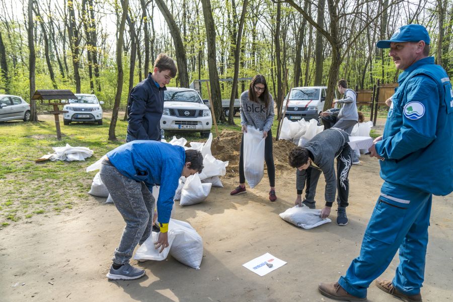 Katasztrófavédelmi vetélkedő az erdei tornapályán