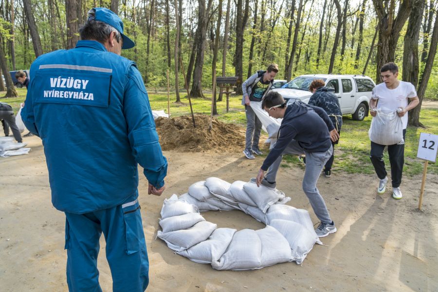 Katasztrófavédelmi vetélkedő az erdei tornapályán