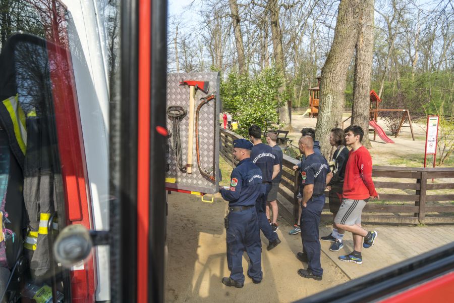 Katasztrófavédelmi vetélkedő az erdei tornapályán