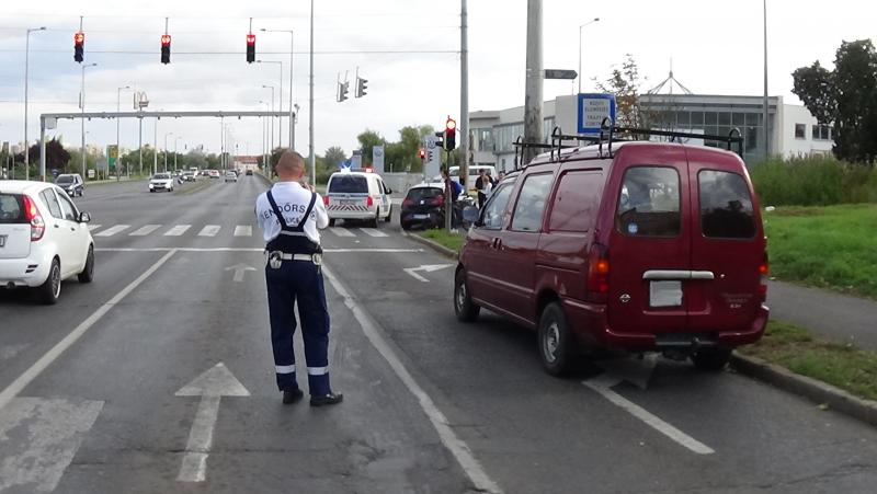 Két autó karambolozott hétfő délután a Pazonyi és a Hunyadi utca jelzőlámpás kereszteződésénél