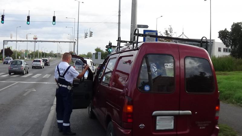 Két autó karambolozott hétfő délután a Pazonyi és a Hunyadi utca jelzőlámpás kereszteződésénél