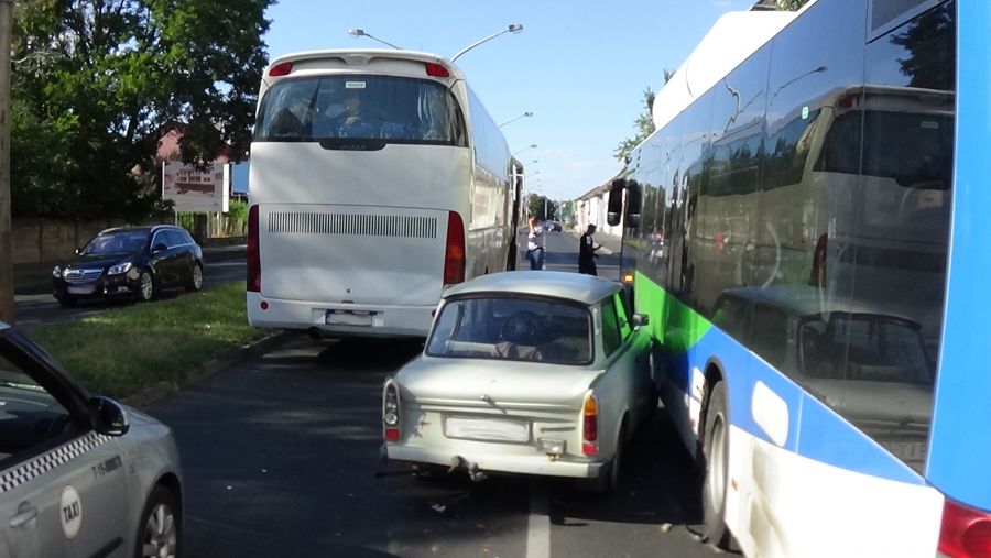 Két autóbusz és egy személygépkocsi ütközött
