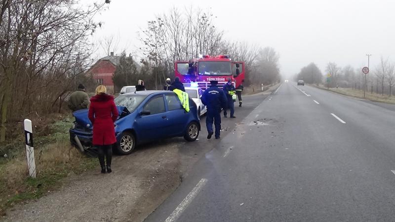 Két gépkocsi ütközött össze a 4-es főút 264-es és 265-ös kilométerszelvénye között