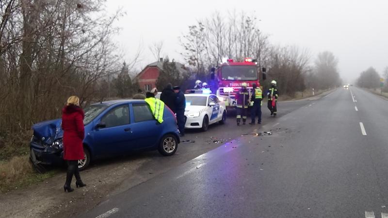 Két gépkocsi ütközött össze a 4-es főút 264-es és 265-ös kilométerszelvénye között