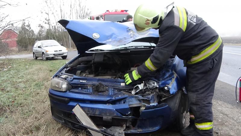 Két gépkocsi ütközött össze a 4-es főút 264-es és 265-ös kilométerszelvénye között