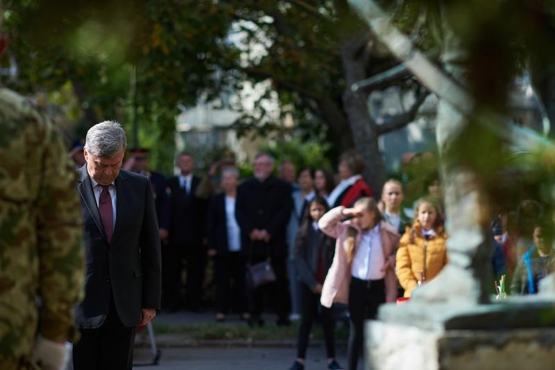 Koszorúzás  a Damjanich János szobornál