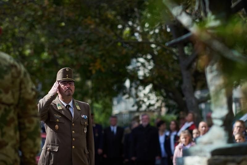 Koszorúzás  a Damjanich János szobornál