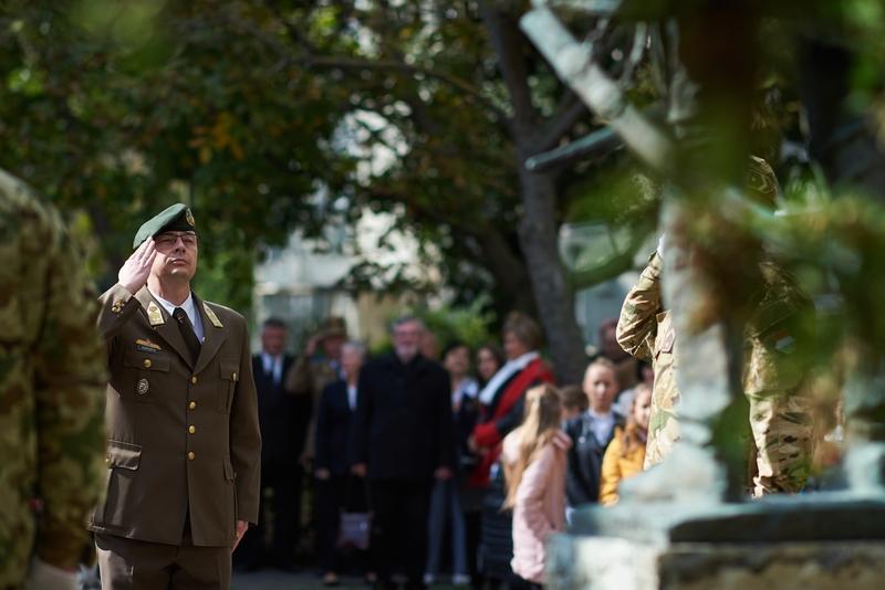 Koszorúzás  a Damjanich János szobornál