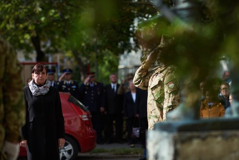 Koszorúzás  a Damjanich János szobornál