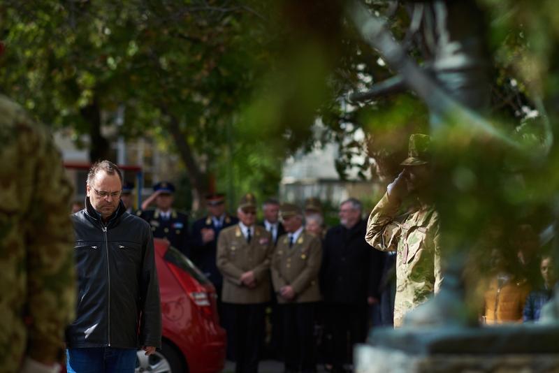 Koszorúzás  a Damjanich János szobornál