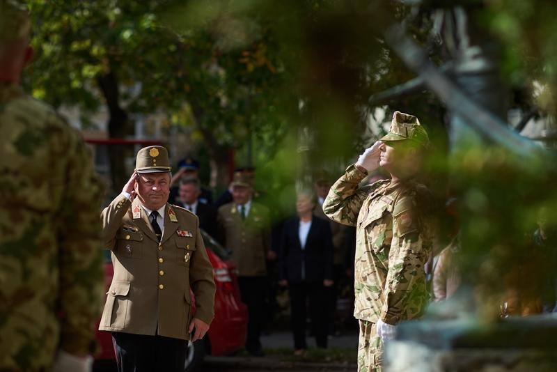 Koszorúzás  a Damjanich János szobornál