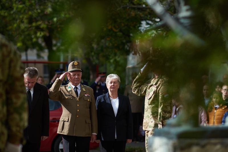 Koszorúzás  a Damjanich János szobornál