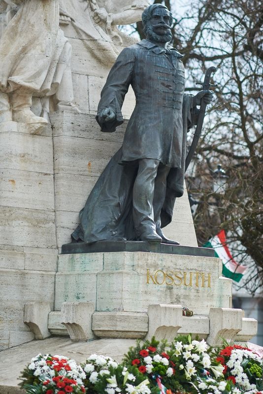 Koszorúzás Kossuth Lajos szobránál