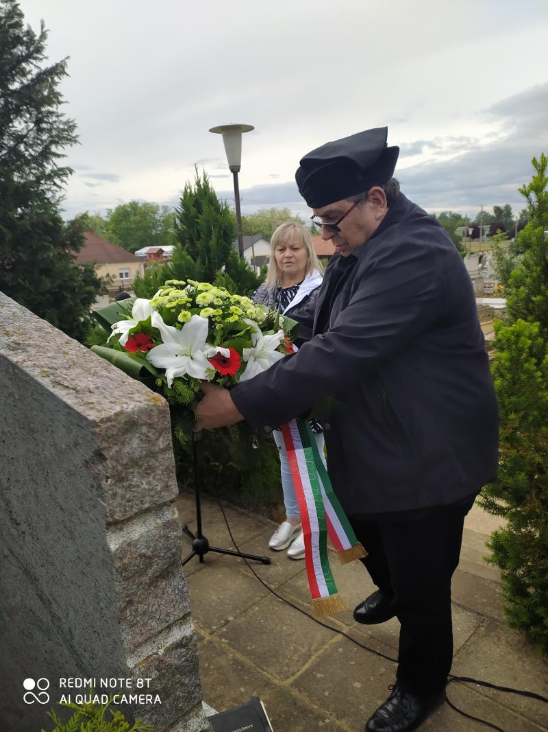 Koszorúzás Oroson a Katolikus Temetőben lévő Hősi Emlékműnél