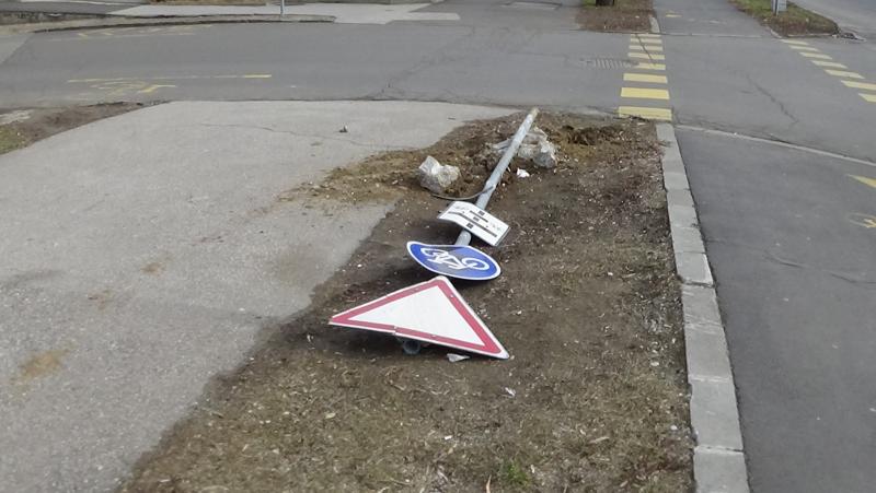KRESZ-táblákat tartó oszlopot tört ki egy jármű a Széchenyi utcán