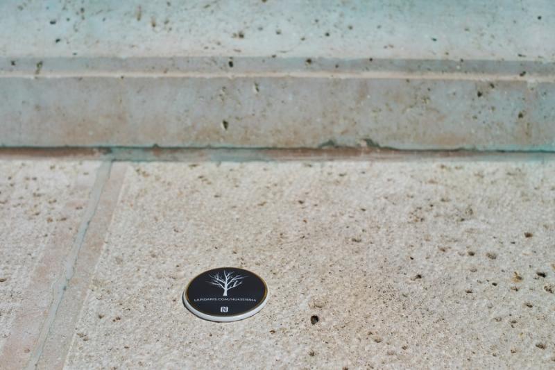 Lapidaris NFC plakettek a belvárosban