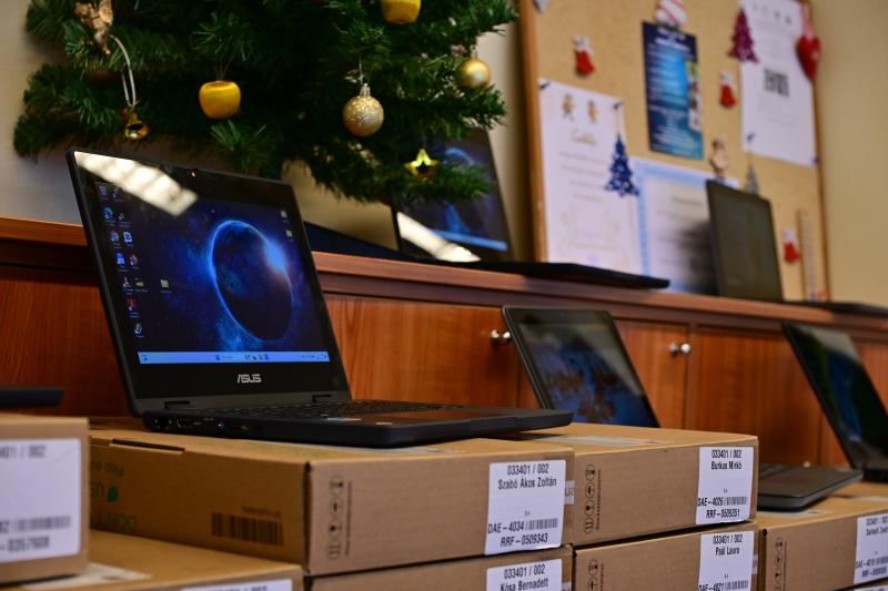 Laptop átadó a Kazinczy iskolában 2024