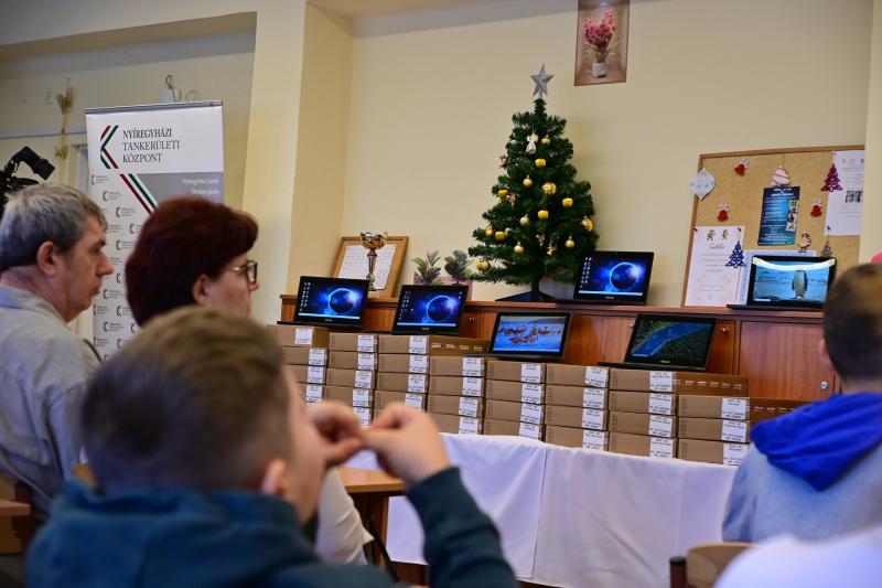 Laptop átadó a Kazinczy iskolában 2024