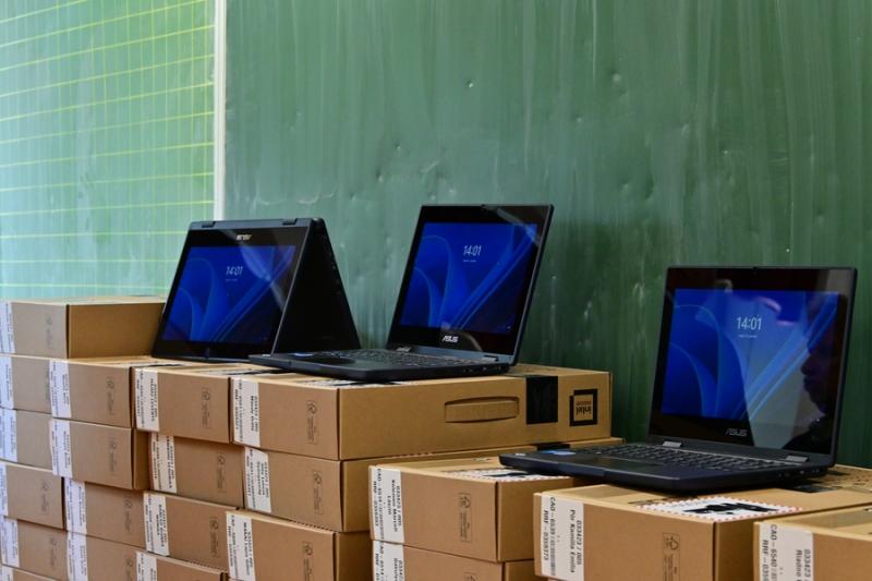 Laptopok érkeztek a kertvárosi iskolába