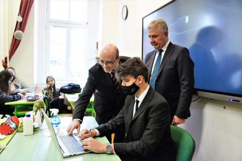 Laptopot kaptak a Kölcsey Ferenc Gimnázium kilencedik évfolyamos  tanulói