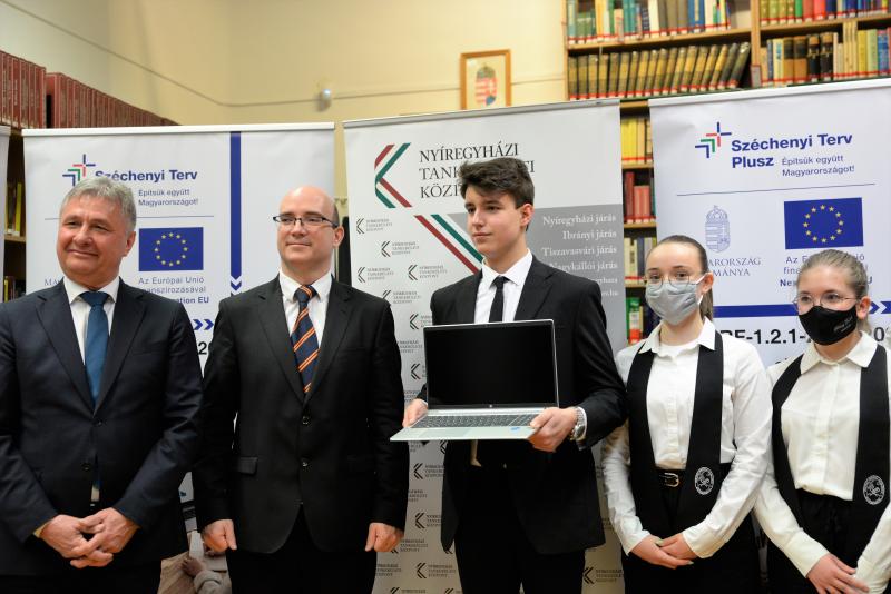 Laptopot kaptak a Kölcsey Ferenc Gimnázium kilencedik évfolyamos  tanulói