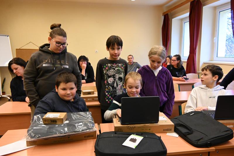 Laptopot kaptak a nyírszőlősi ötödik osztályos tanulók