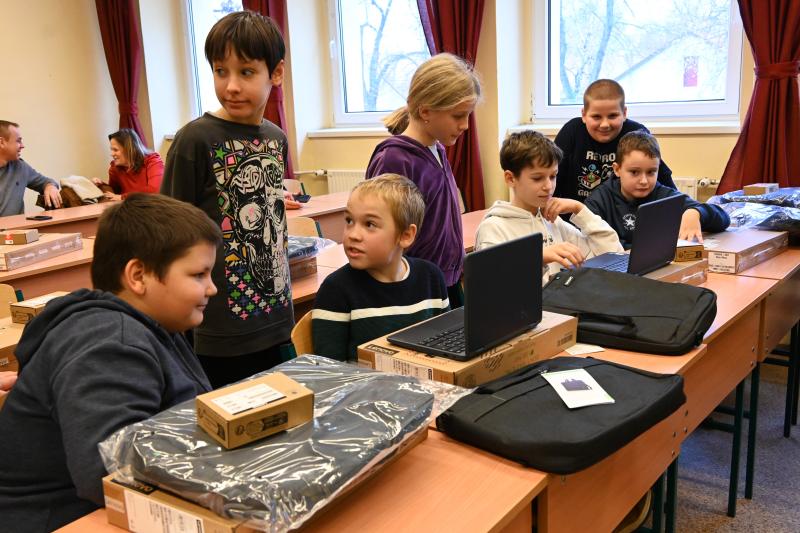 Laptopot kaptak a nyírszőlősi ötödik osztályos tanulók