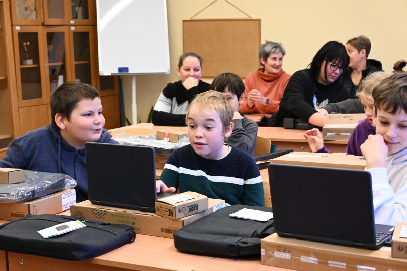 Laptopot kaptak a nyírszőlősi ötödik osztályos tanulók