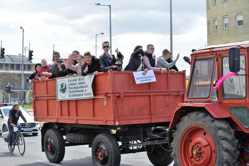 Lippais diákok traktoros felvonlása