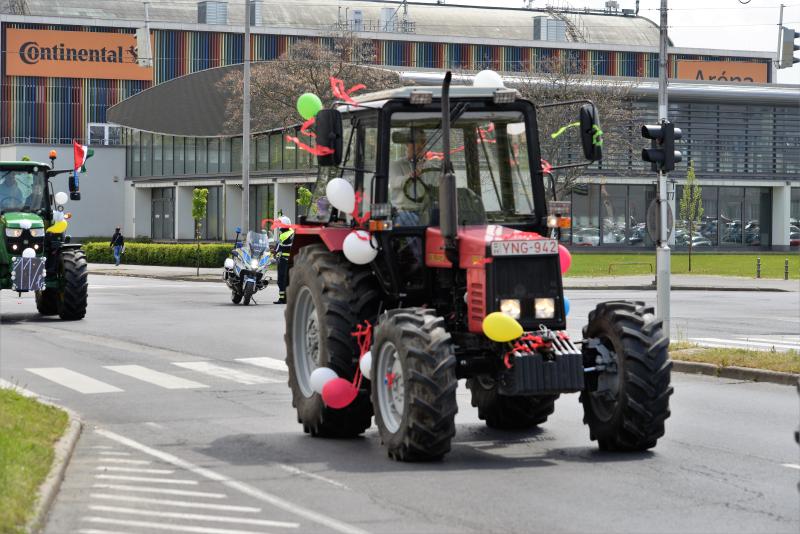 Lippais diákok traktoros felvonlása