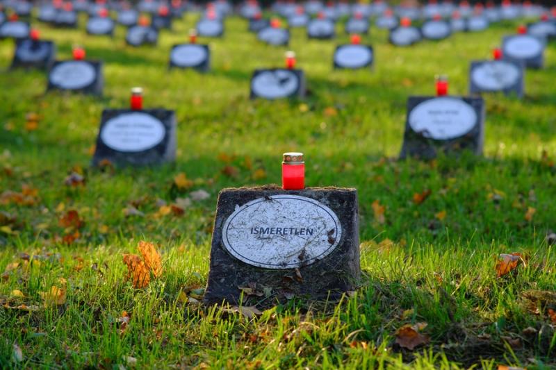 Mécsesgyújtás a Hősök temetőjében 2022