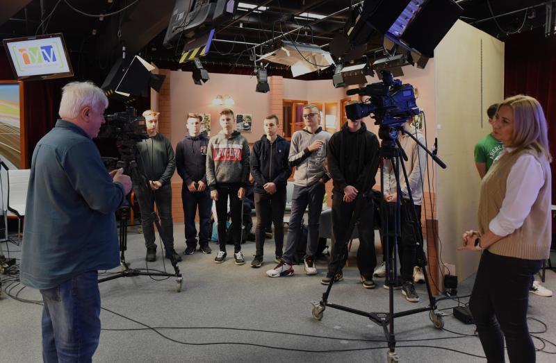 Média tagozatos középiskolások látogatása a Nyíregyházi Televízió stúdiójában